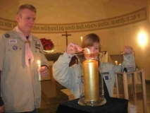Das_Friedenslicht_holt_Victor_in_der_Nazarethkirche_am_14_12_