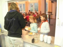 07_Frederick_bei_der_Essensausgabe