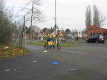 14_Stelzenlauf_und_Bollerwagen