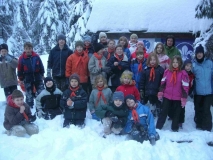 18_Gruppenbild_vor_verschneiter_Grillh__tte