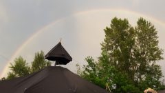 Schwarzzelt unter Regenbogen