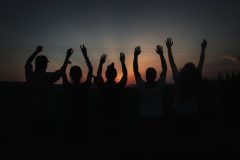 Gruppe in Sonnenaufgang