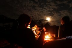 Singen am Lagerfeuer